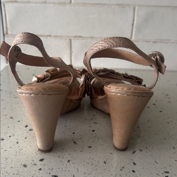 Born Elegant Metallic Tan Leather Wedge Sandals Slingback Comfort Shoes Size 7M - Picture 3 of 12